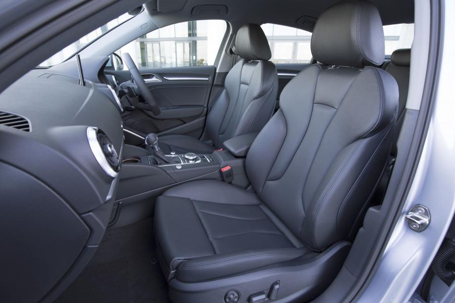 Интерьер Audi A3 Sedan 1.4 TFSI (8V) 2017 года  (JP) (фото 9 из 13)